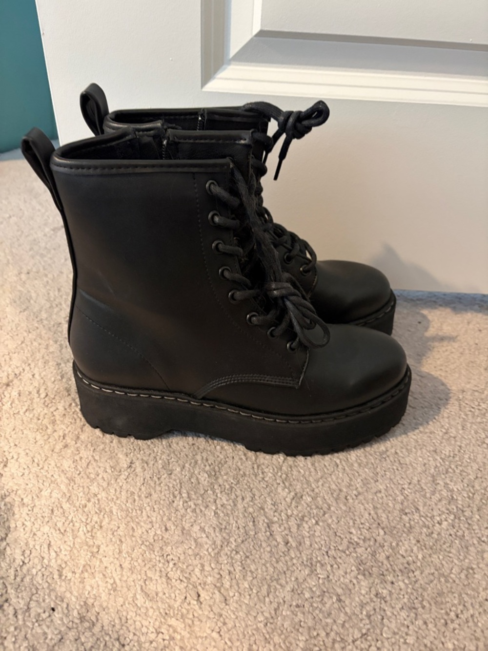 Steve Madden 9 Black Women's Lace-Up Platform Combat Boots Lightly Used